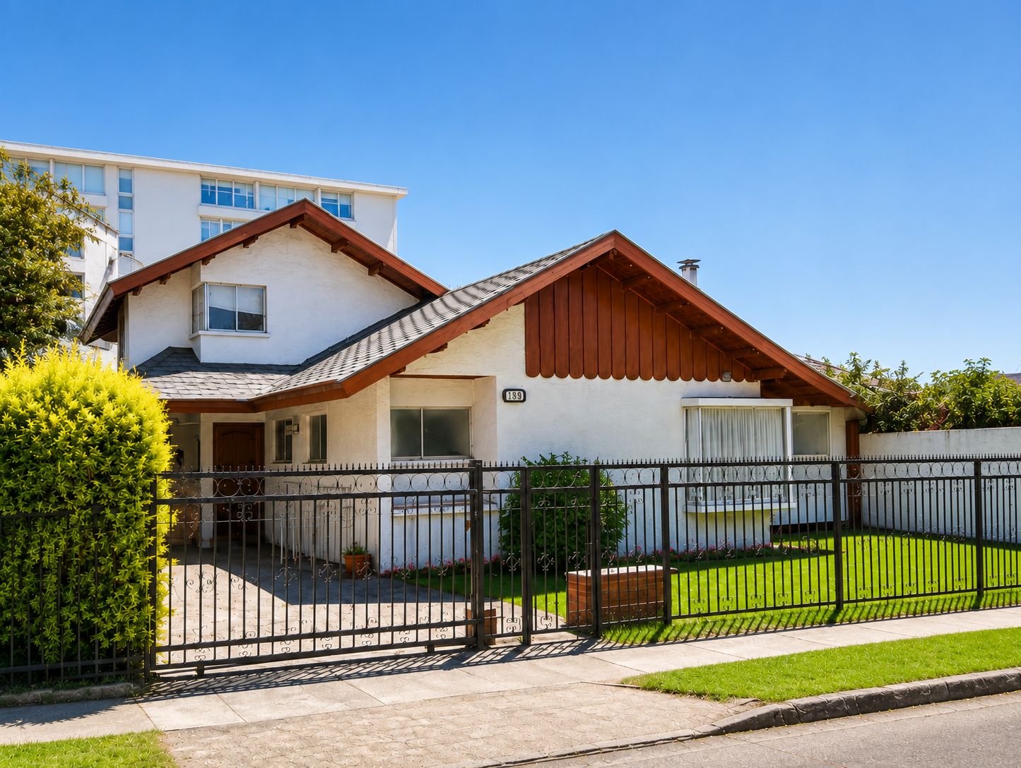 Fachada de Residencia Aragón para adultos mayores en Temuco